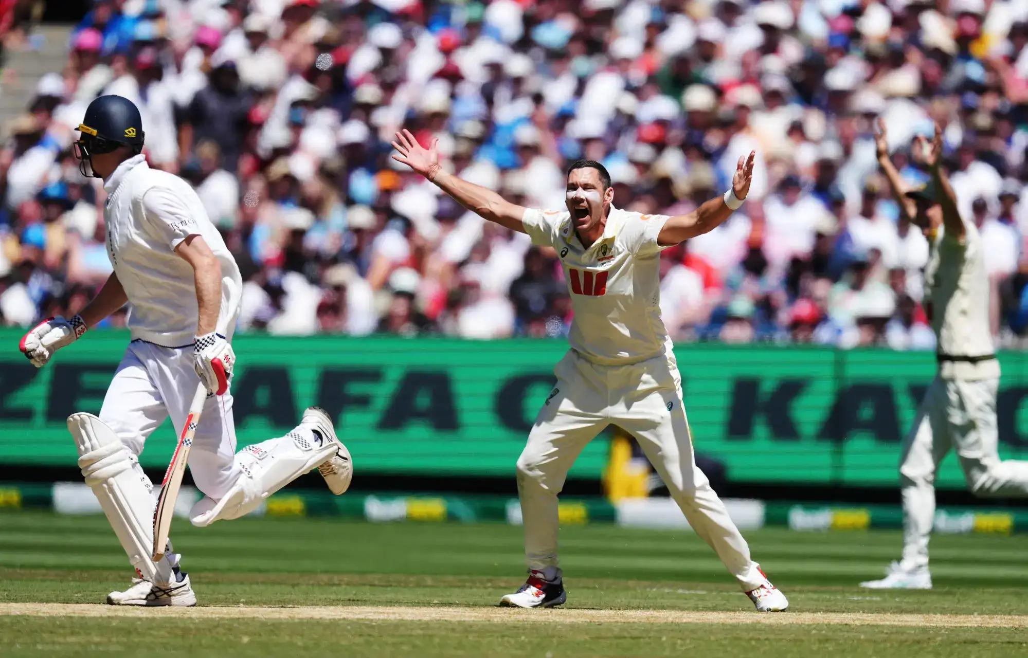 England snap 15-year losing streak to win chaotic 4th Ashes Test against Australia