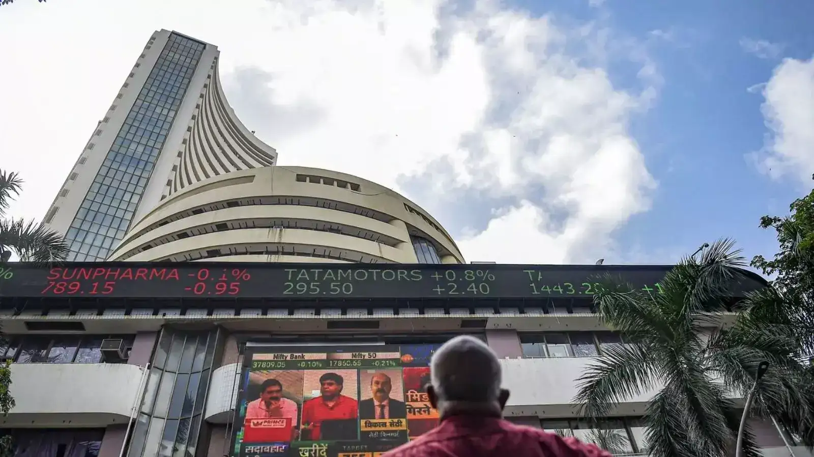 Market Wrap: Sensex slides 346 pts, Nifty below 25,950 as year-end lull drags D-St