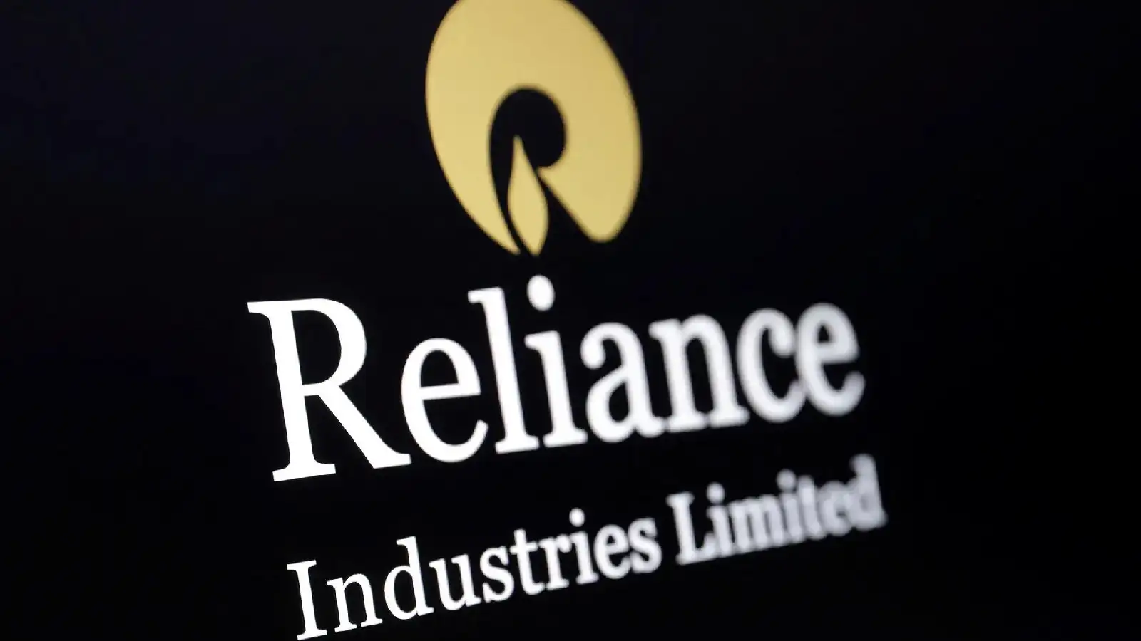 Reliance Industries shares slip 2%, down 8% in 2026. Time to buy before Q3?