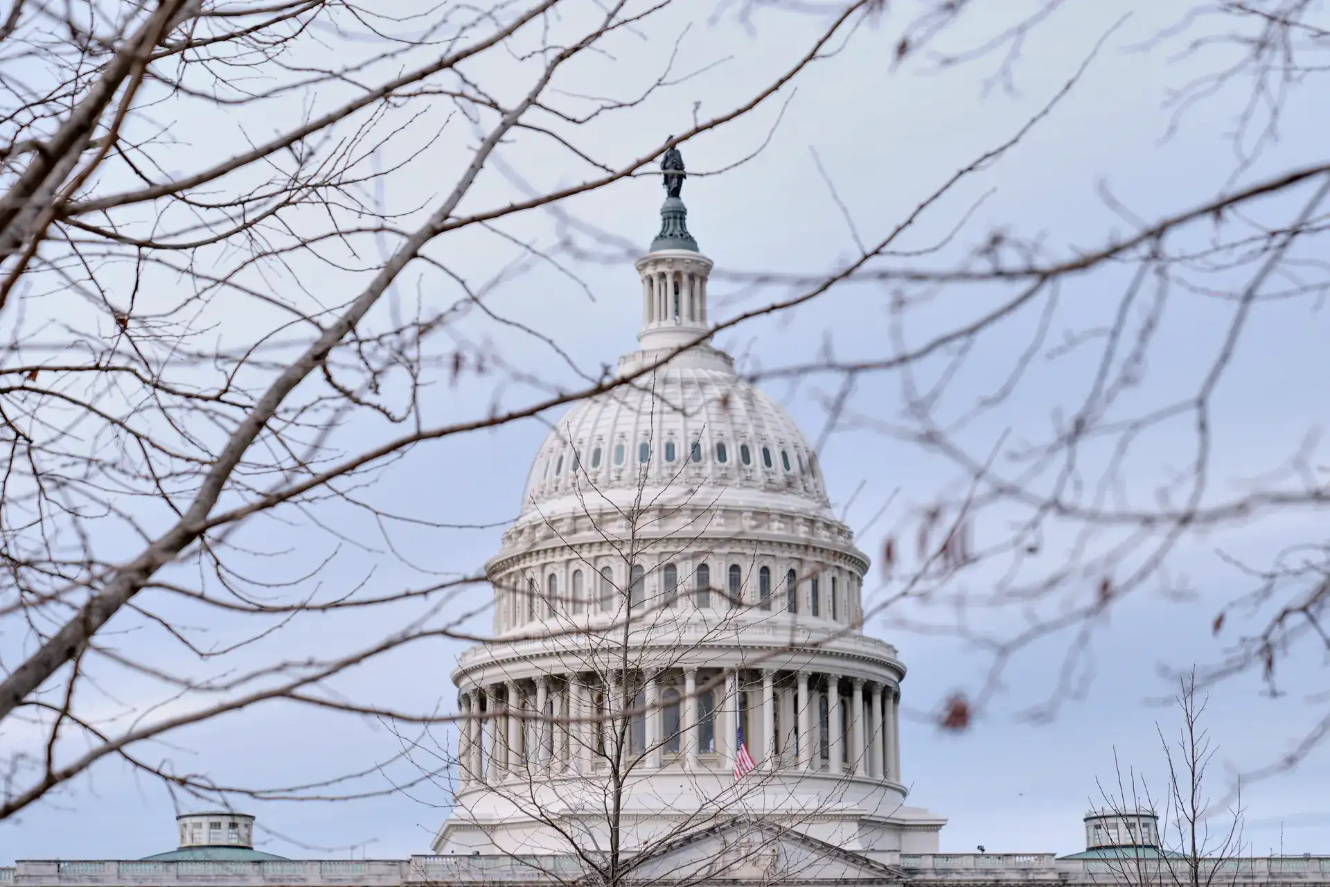 US government shuts down but quick resolution expected