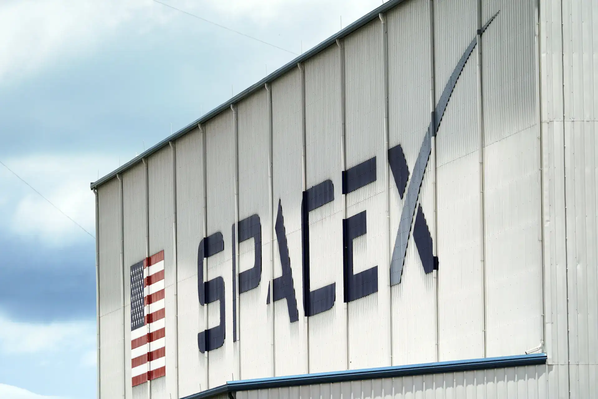 SpaceX delays Mars plans to focus on 2027 moon landing: Report 