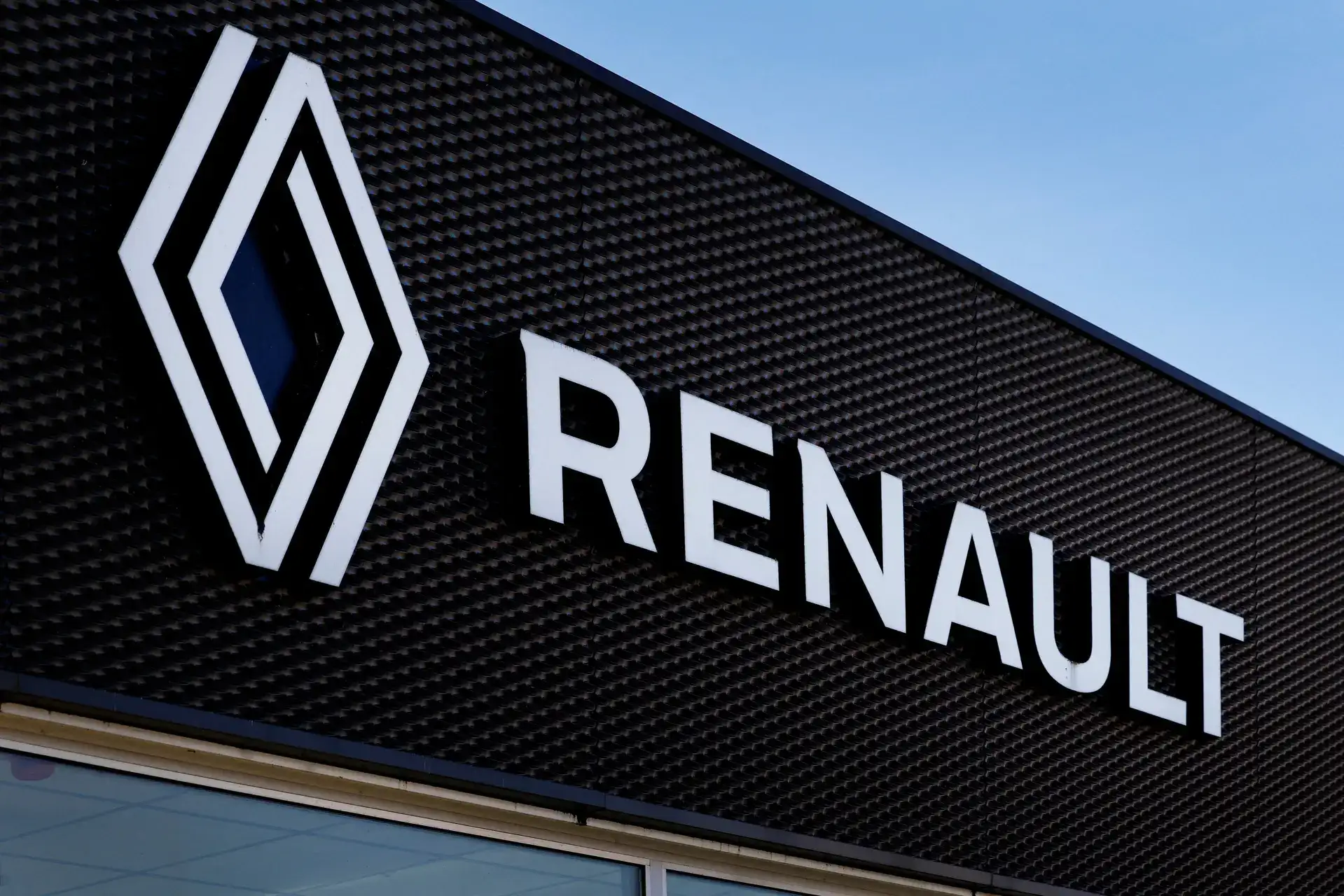 Renault forecasts 2026 margin drop as price pressure dents profit
