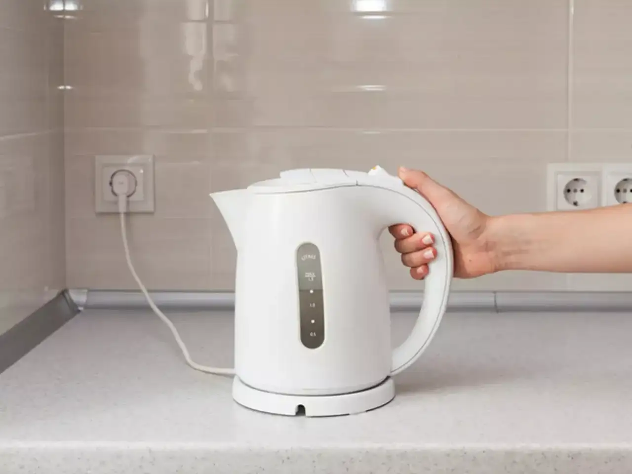 Induction cooktops, electric kettles sales surge amid LPG supply concerns