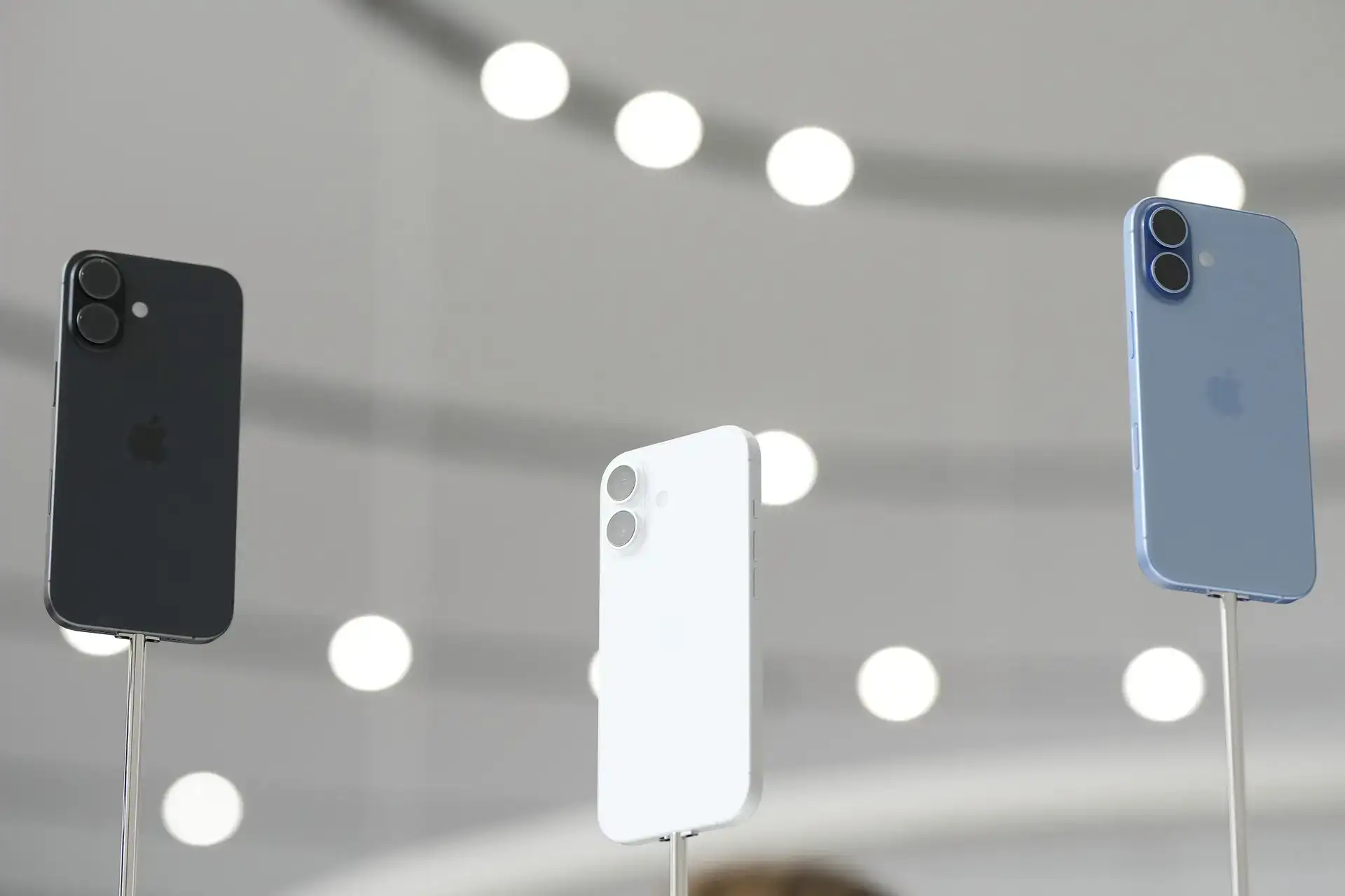 Image for India prepares smartphone export incentives in a boost for Apple