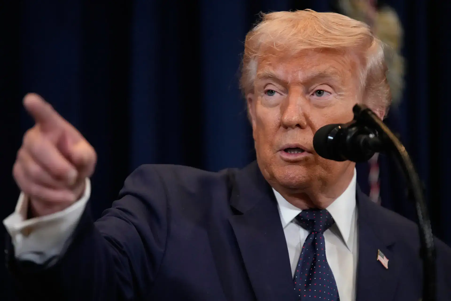 Why might President Trump find it hard to reopen the Strait of Hormuz?