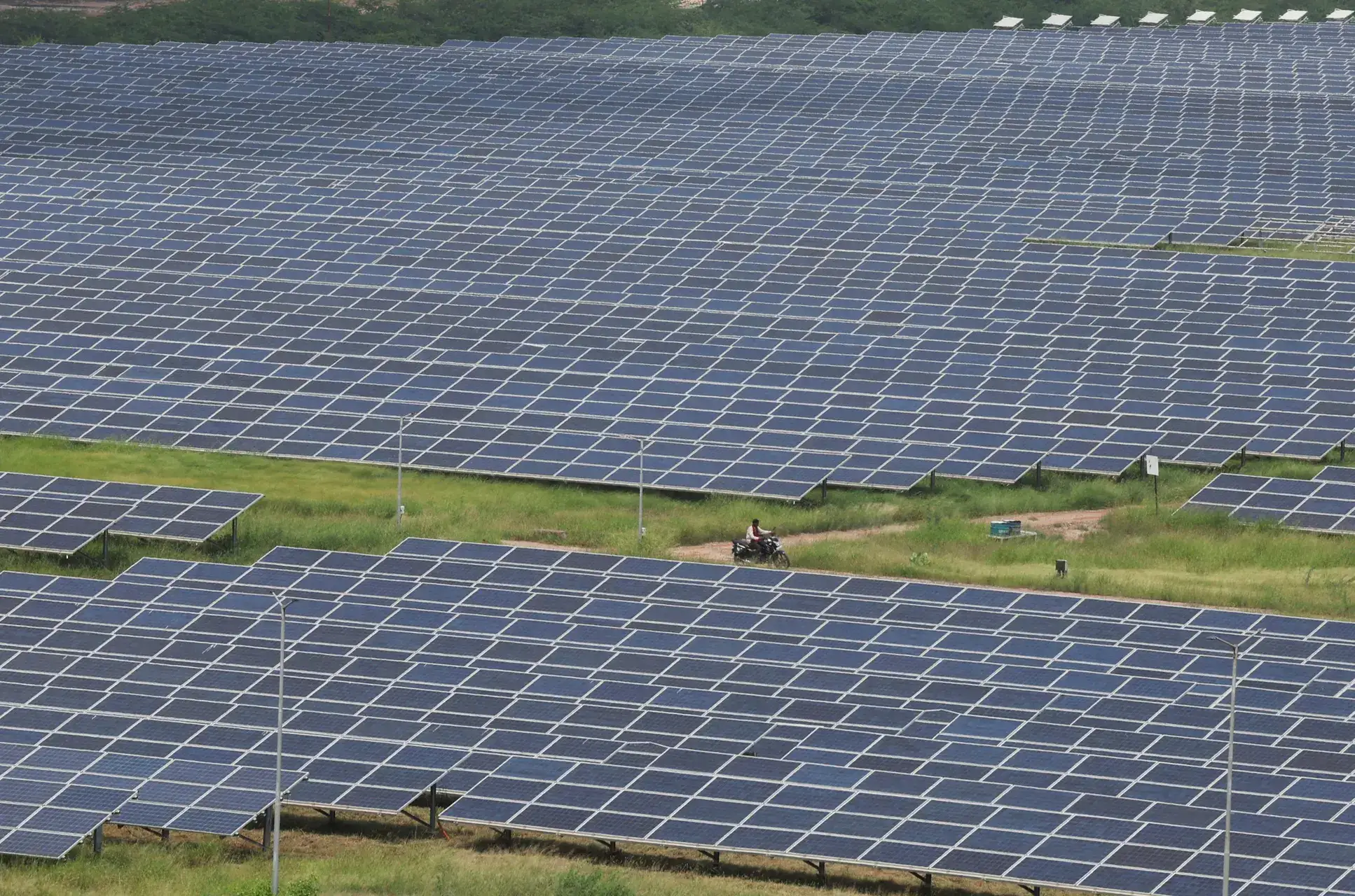 Tracker-mounted solar projects give higher output than fixed-tilt systems: Study