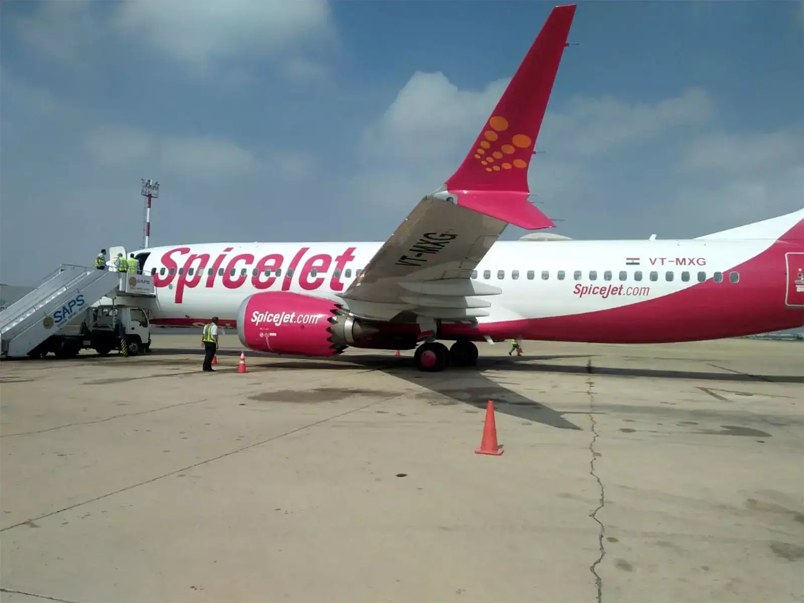 SpiceJet shares fall 3%, IndiGo erases morning gains after DGCA mandates 60% free seat selection