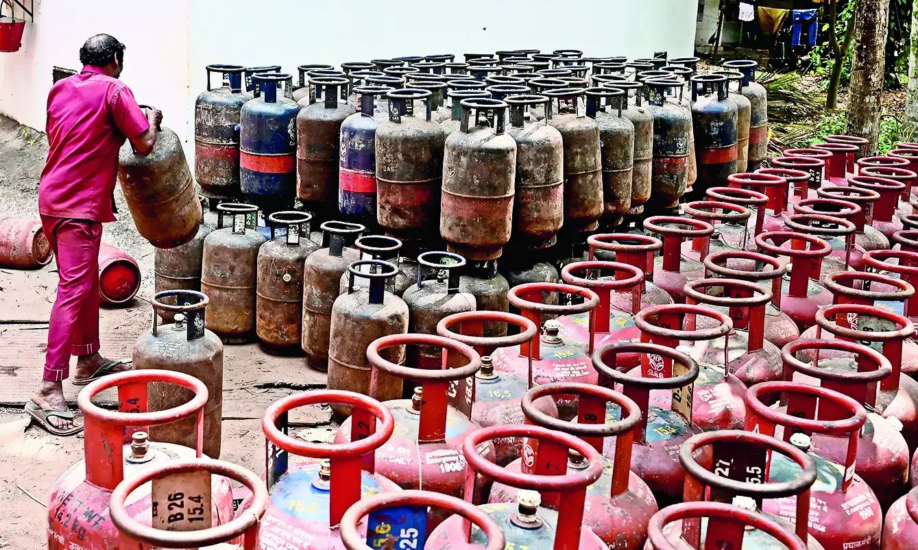 Centre links extra LPG allocation to PNG push amid supply crunch; urges states to fast-track gas pipeline rollout
