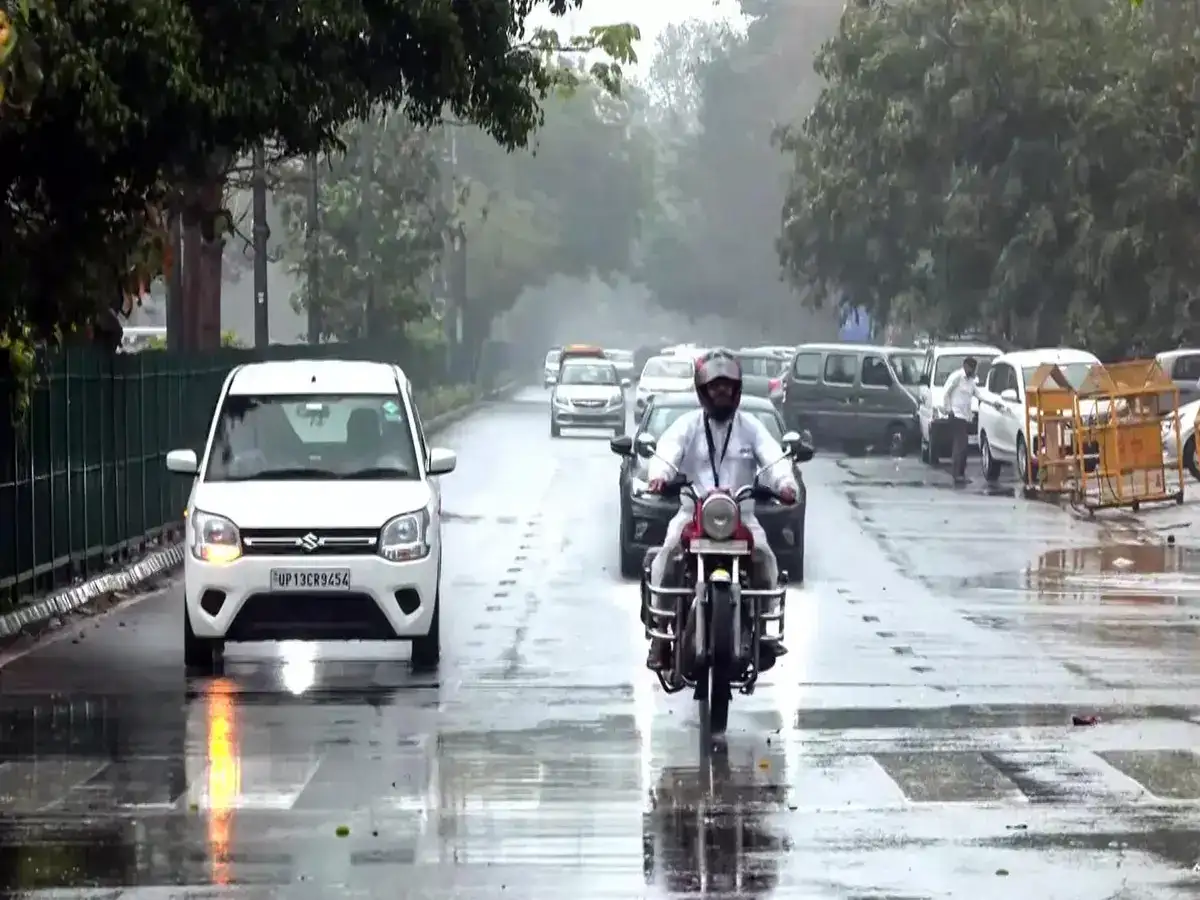 Delhi NCR Weather update: IMD warns of rainfall and thunderstorms in Delhi today. Check forecast for Noida, Gurugram and Ghaziabad