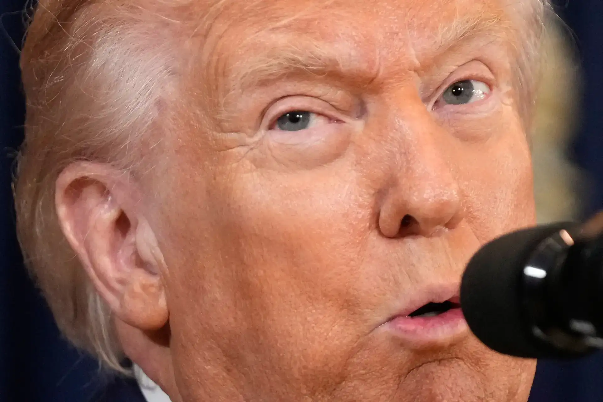 Trump signs executive action to pay TSA employees after Congress fails to agree on DHS funding