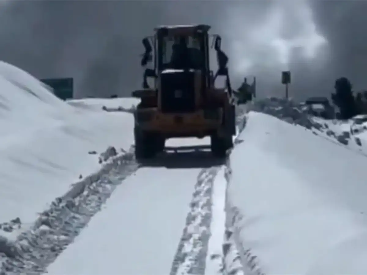 J&K weather: Heavy snowfall shuts Bandipora-Gurez road for vehicles