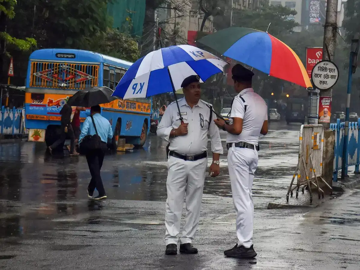 Kolkata weather today: IMD warns of rain, thunderstorms, strong winds on Tuesday in City of Joy, Hooghly. Check weekly forecast