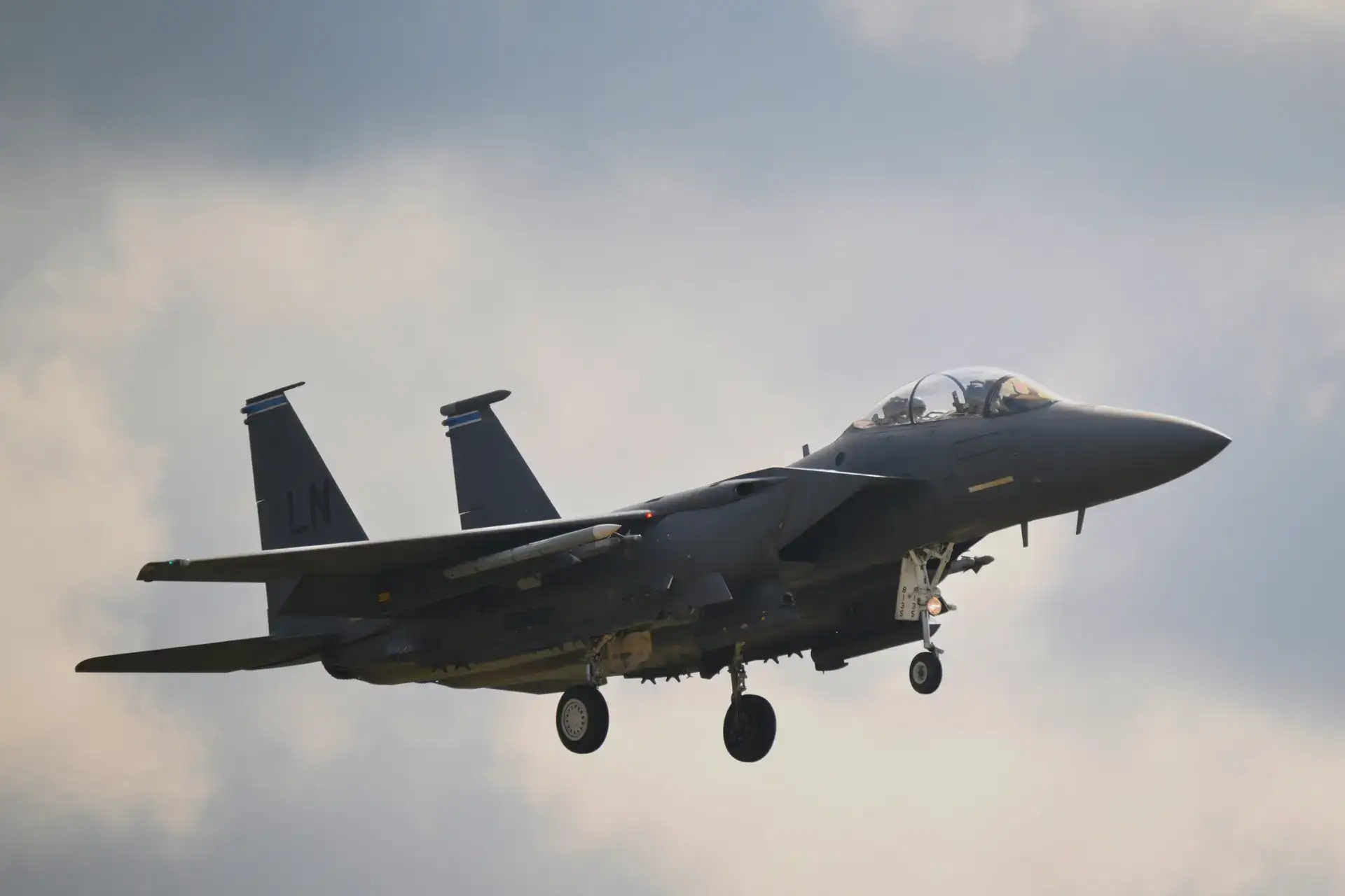 Has Iran captured US F-15E pilots, and has it shot down 2-seat fighter jet along with a rescue chopper? Full timeline of F-15 shot down Iran claims and rescue mission updates