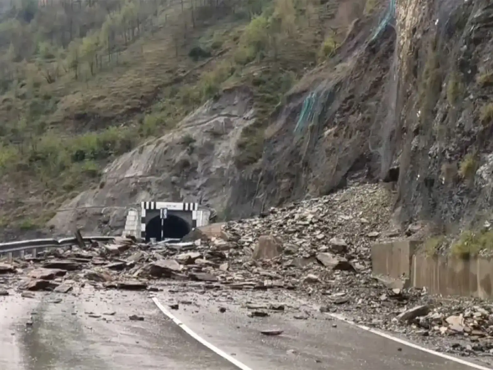 Massive landslide blocks Jammu-Srinagar highway in Ramban