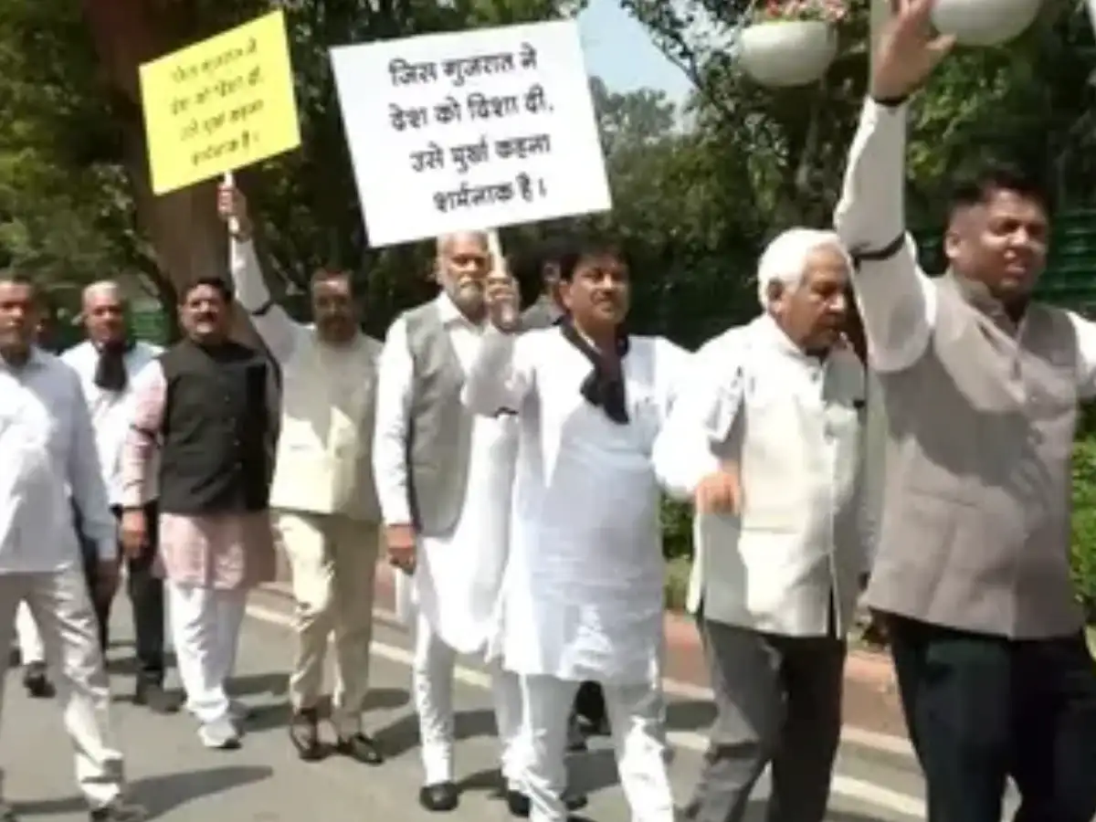 Gujarati groups protest outside Delhi Congress office over Kharge's remark
