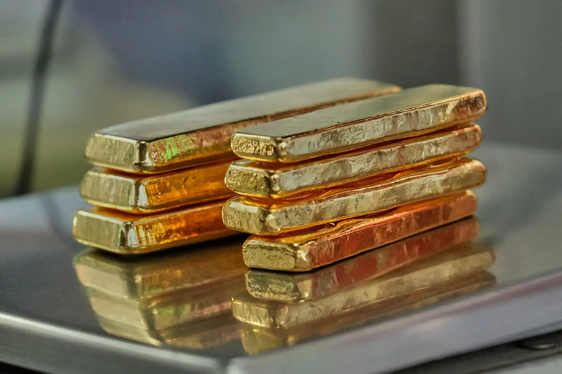 Gold Surges on US-Iran Ceasefire, Dollar Slides