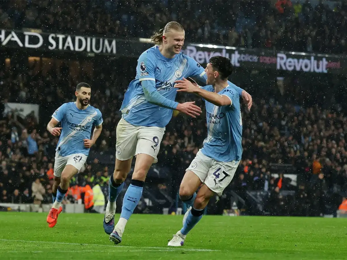 Manchester City beat Chelsea 3-0 to chase down Arsenal