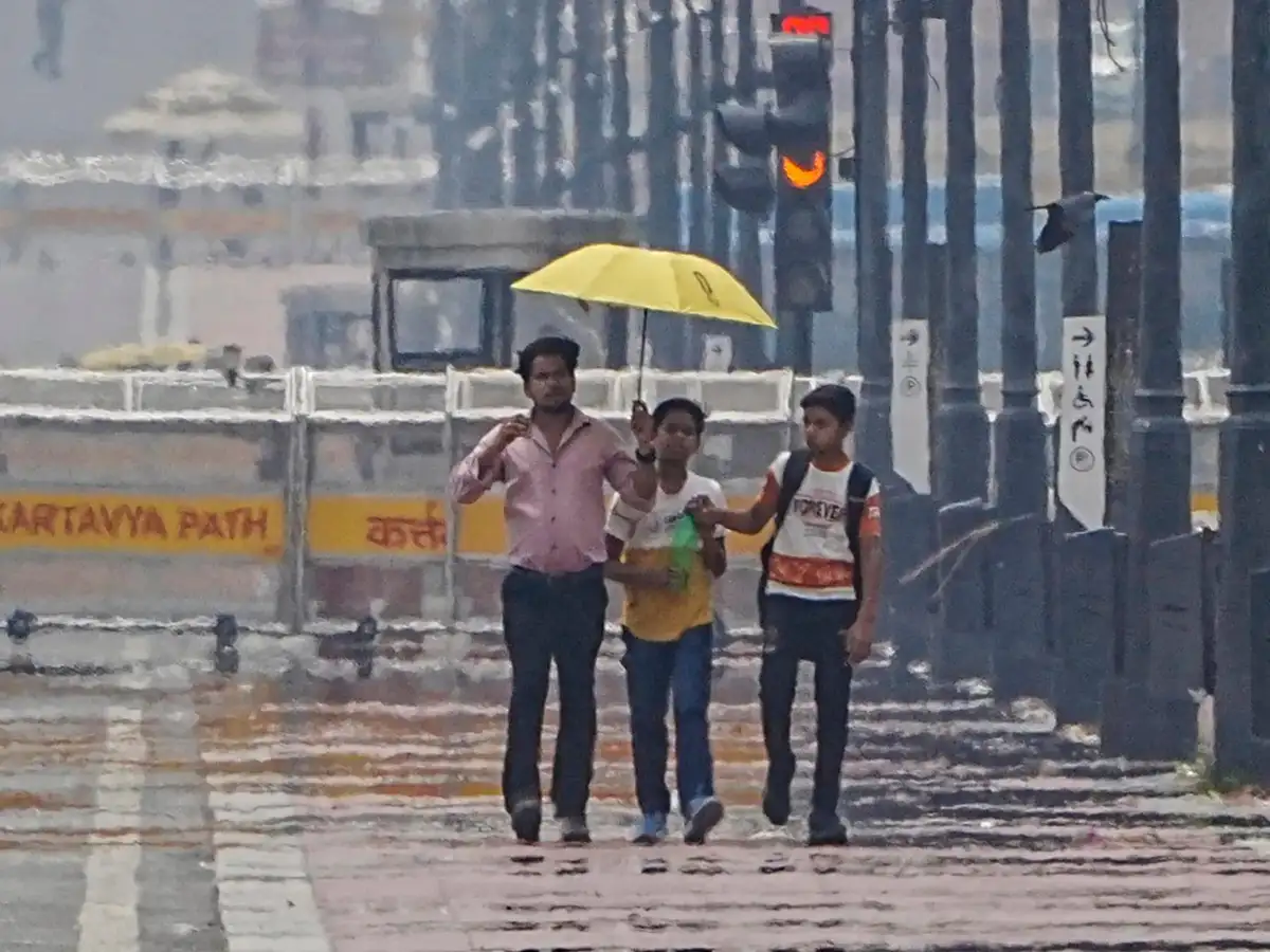 Delhi Weather Today AQI: What's the temperature and pollution prediction as the sky in Delhi, Gurgaon, Noida turns hazy?