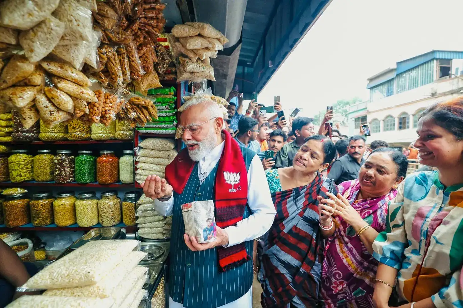 PM Narendra Modi makes unscheduled stop at Jhargram, savours street food 'jhalmuri'