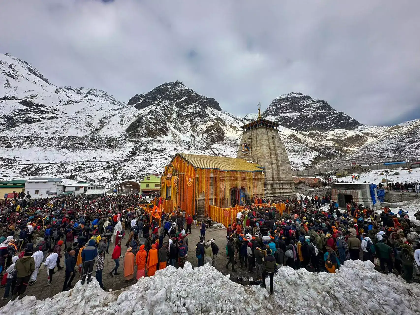 Kedarnath portals open today as fresh snowfall blankets Dham, pilgrims throng shrine