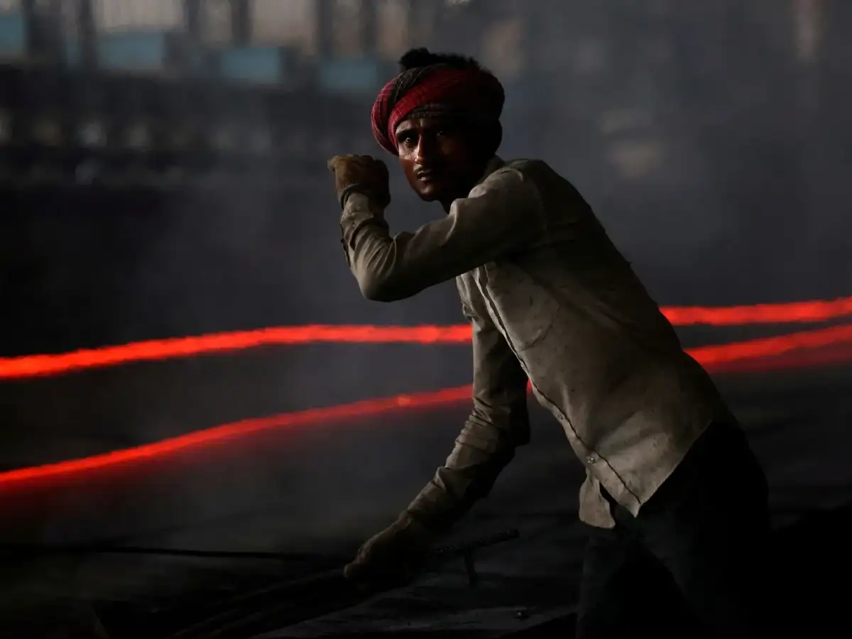 India’s Private Sector Thrives Despite Oil Shock, April PMI Soars