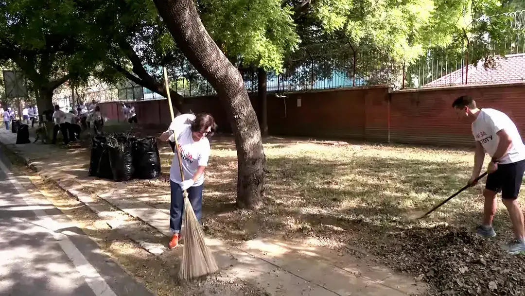 Russian Embassy holds Swachh Bharat cleanup in Delhi