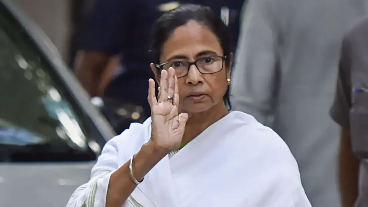 West Bengal: CM Mamata Banerjee ends campaign with 6-km walk through Kolkata