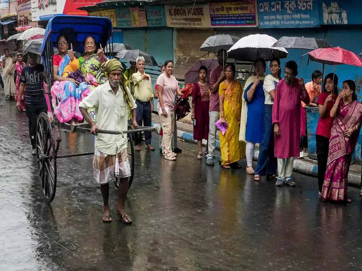 Kolkata rain today: IMD issues yellow alert as rain, thunderstorms to continue for second day. Check full week's forecast