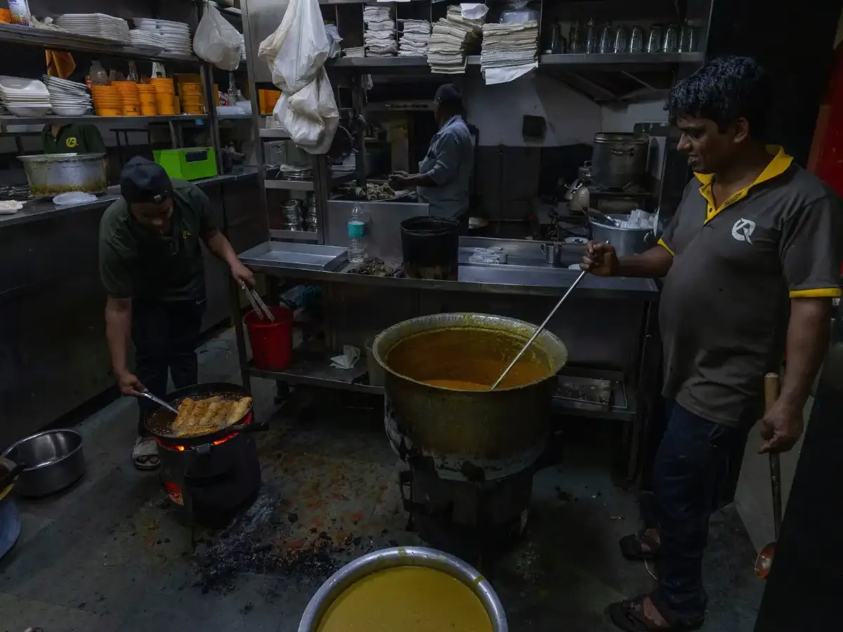 Commercial LPG hike: Delhi restaurant owners warn of higher menu rates, job losses
