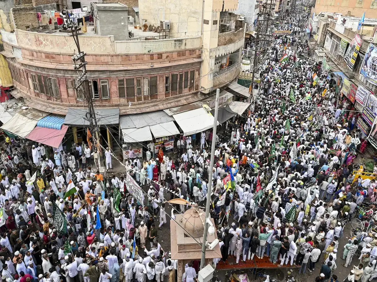 Pro-Pakistan slogans raised in Bareilly market, six detained; hunt on for other accused