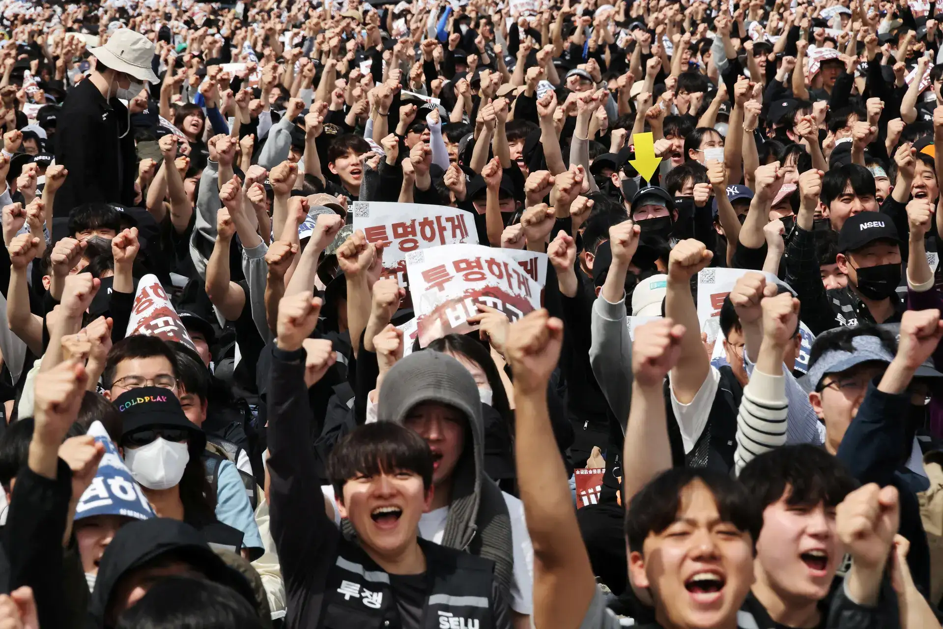 Samsung Electronics' board chairman urges union to resolve pay disputes
