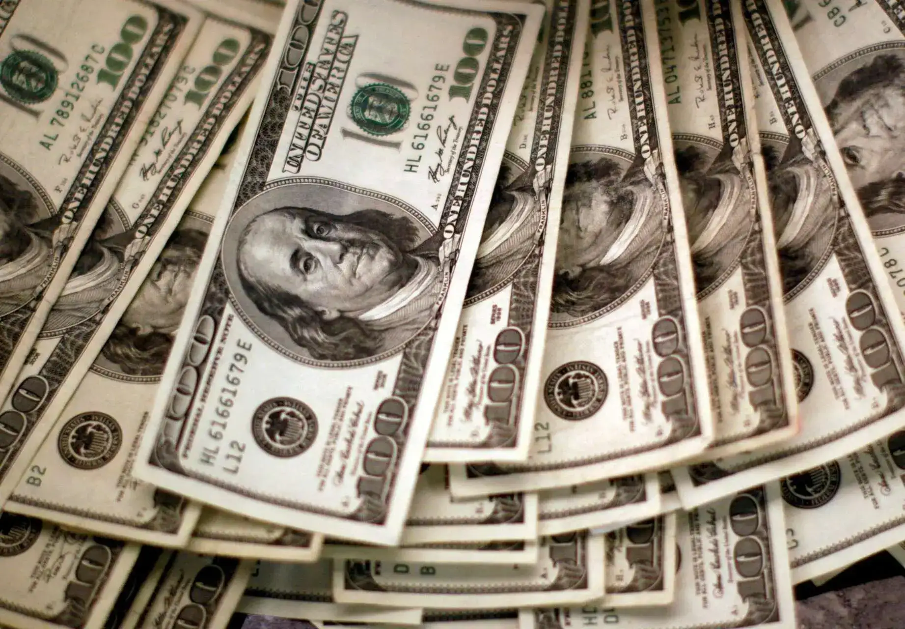 Global debt hits record of near $353 trillion, with signs of move away from US