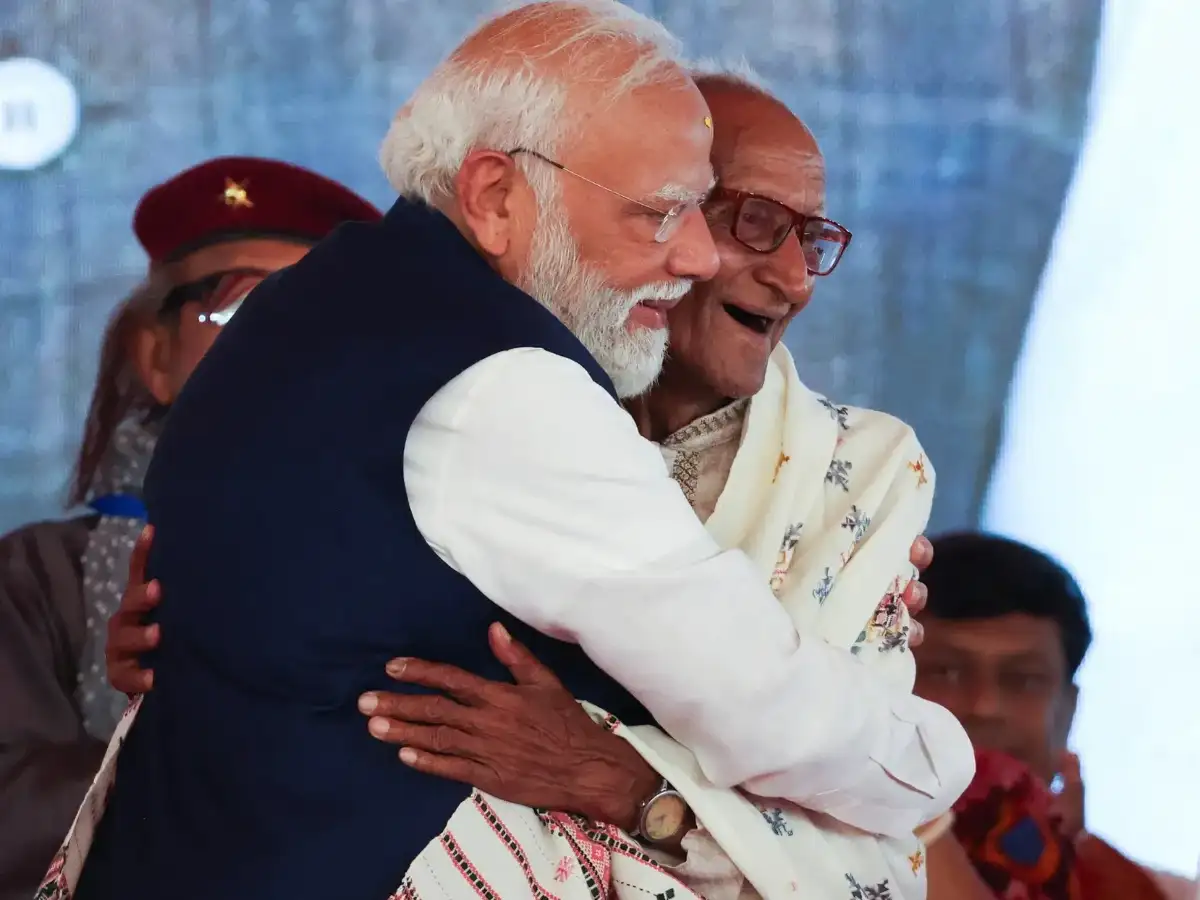 At Bengal swearing-in, Modi honours 97-year-old Makhanlal Sarkar