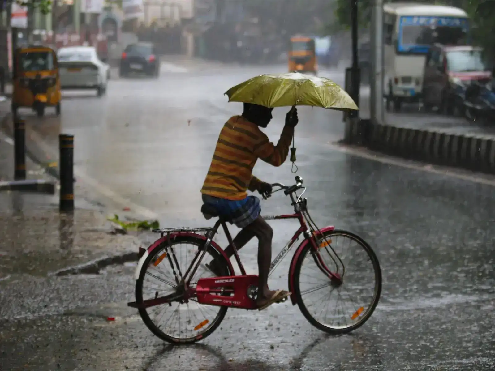 Delhi rain time today: Delhi, Noida, Gurugram and Ghaziabad to get showers as IMD sounds yellow alert. Here's what commuters need to know