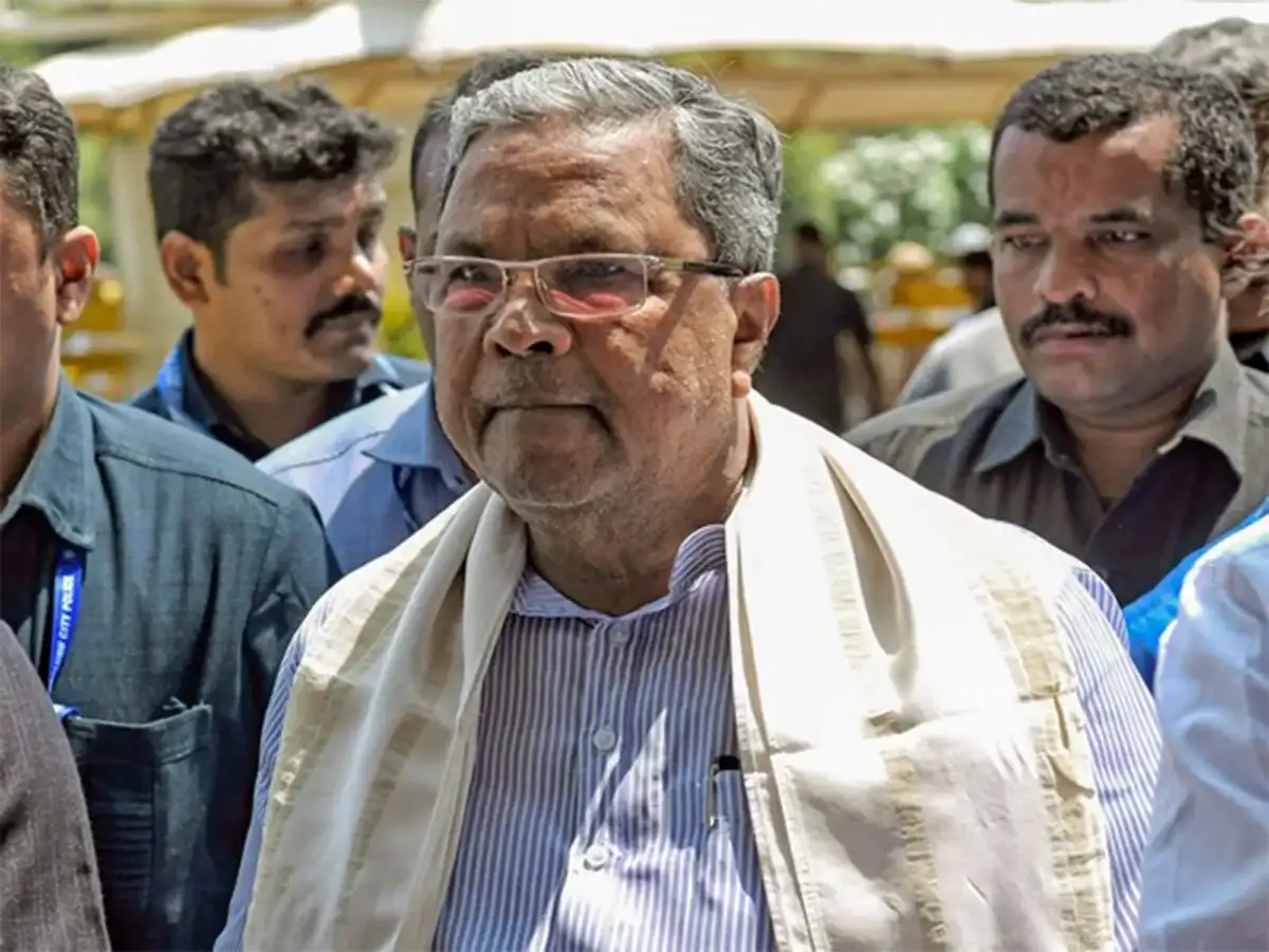 Saffron shawls not allowed in schools in Karnataka , clarifies CM Siddaramaiah