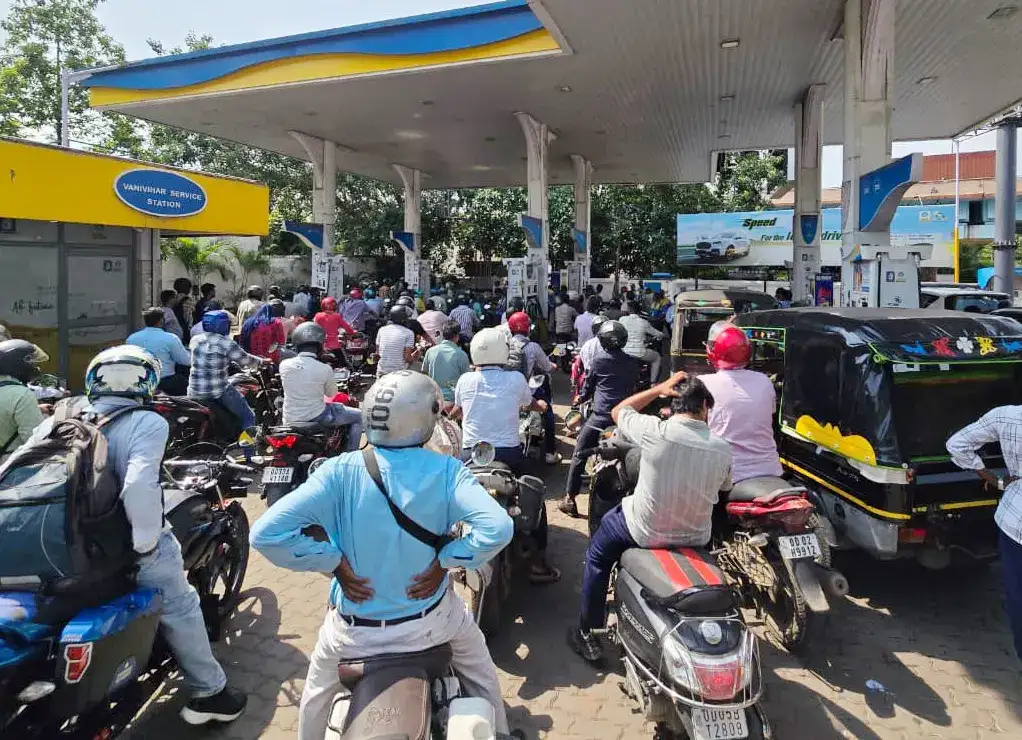 Petrol-diesel panic in Odisha: Hundreds queue up outside fuel stations; bikes allegedly given fuel worth only Rs 200