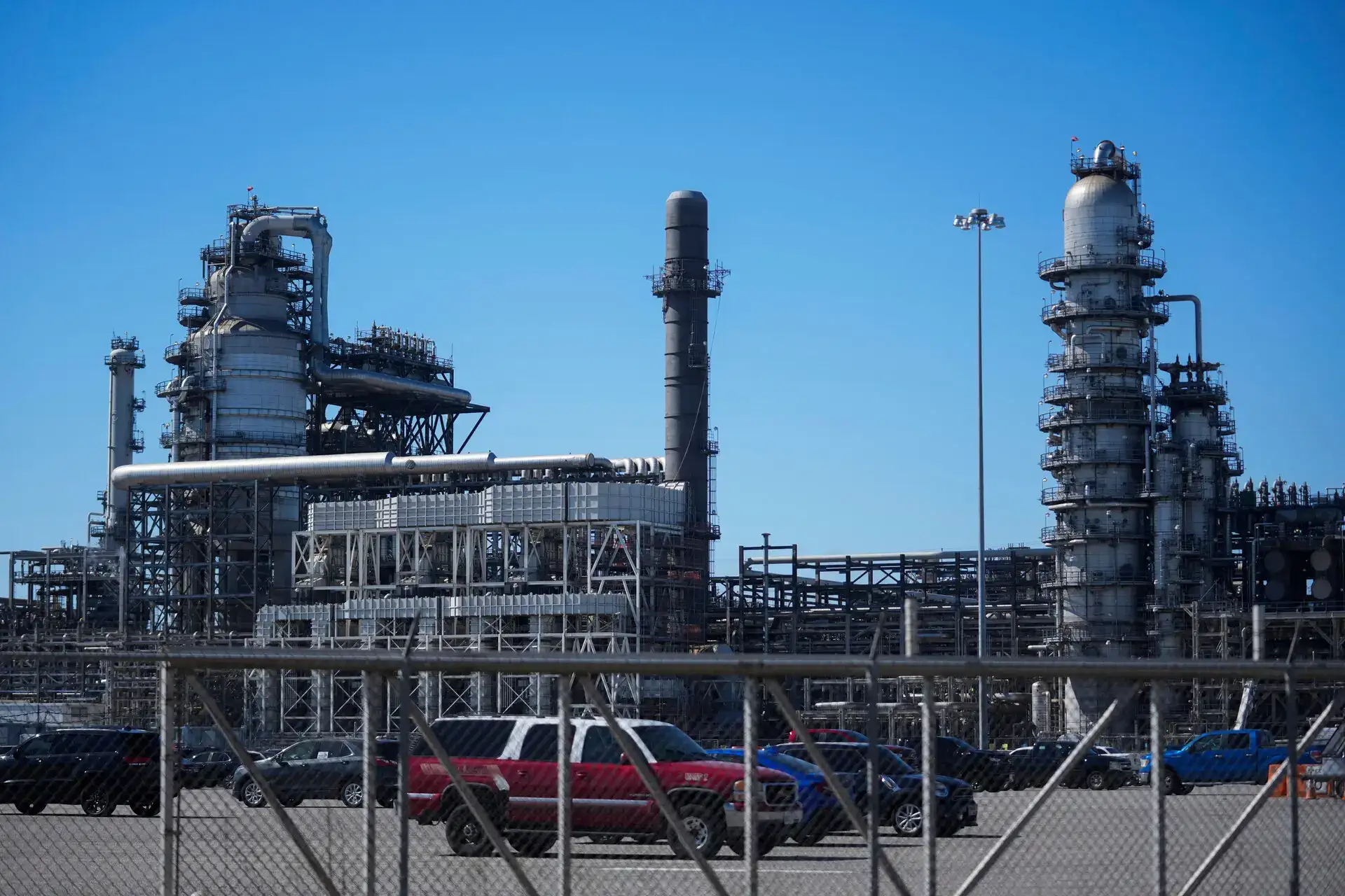 Record oil draw from US emergency reserve drives total volumes to two-year low