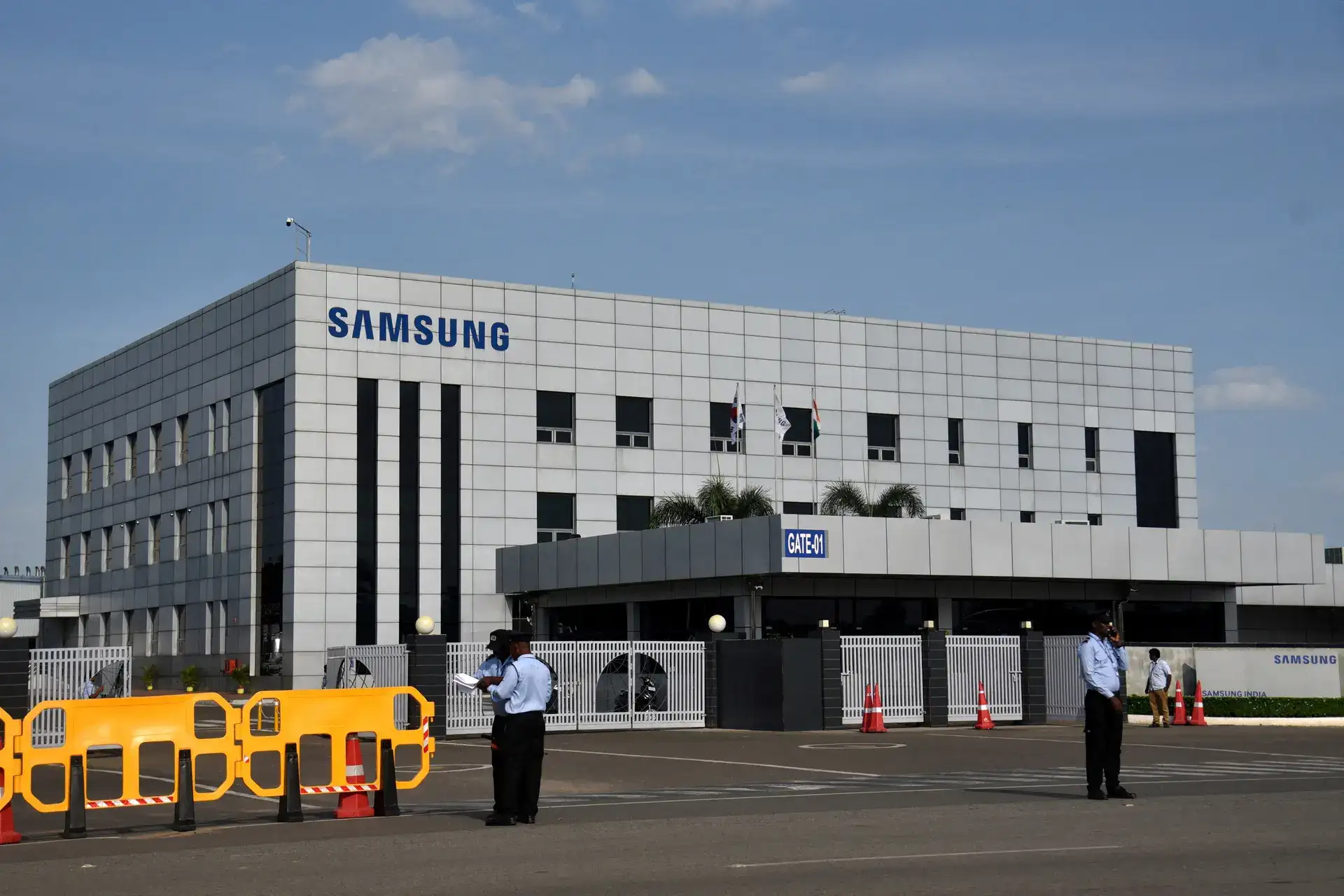 What are Samsung union workers demanding and how might a strike play out?