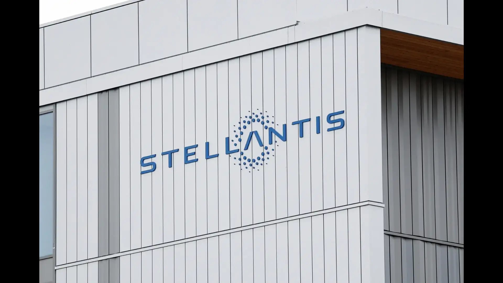 Stellantis plans partnerships with Dongfeng in Europe, JLR in US
