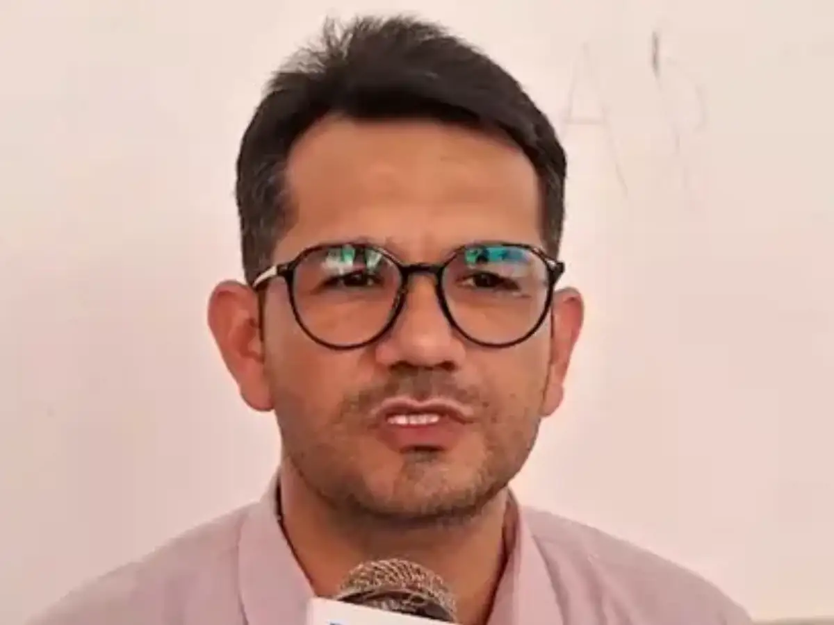 Who is Shashikant Suthar, the chemistry teacher who exposed the alleged NEET paper leak scandal?