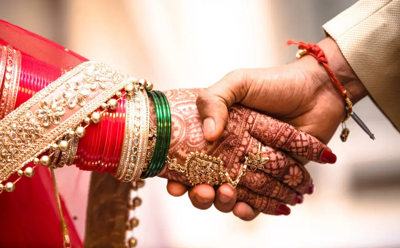Chaos at Azamgarh wedding after woman arrives with police; bride and groom marry and flee amid stone-pelting