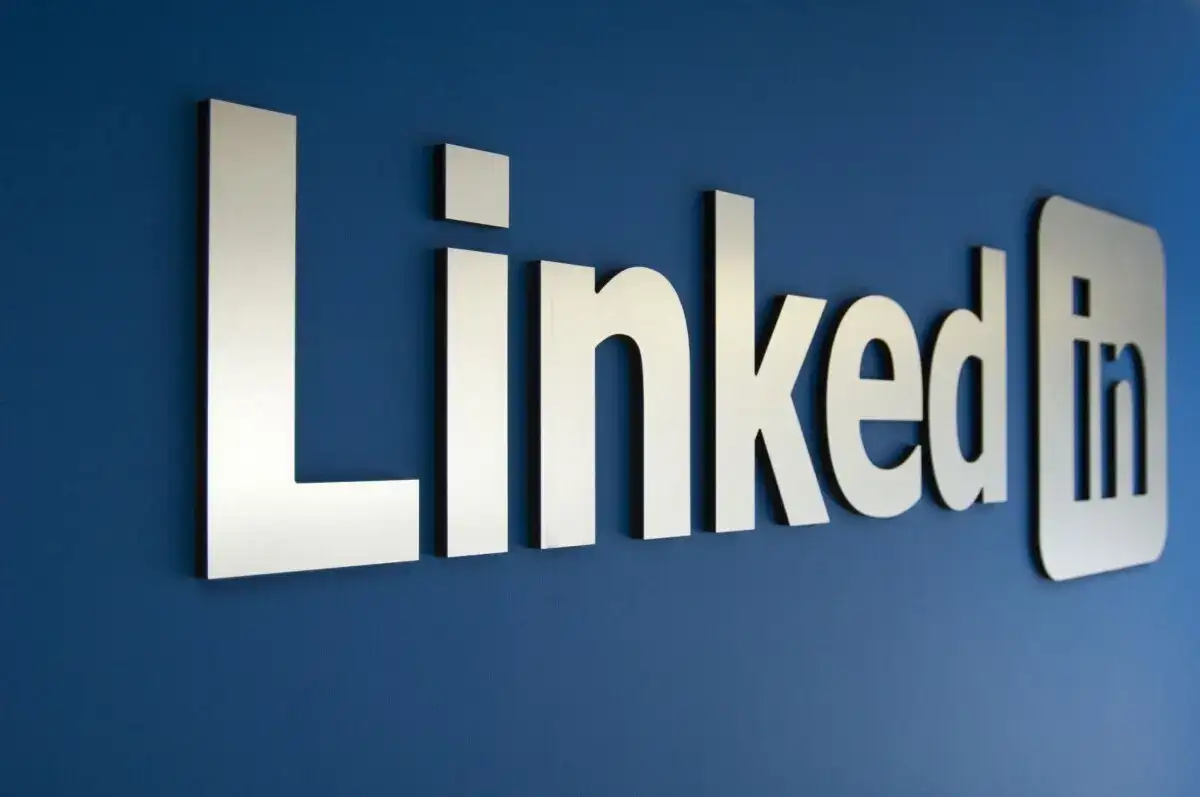Company gets roasted after laid off employee's replacement slides into her LinkedIn DMs for free help, advice was absolutely savage