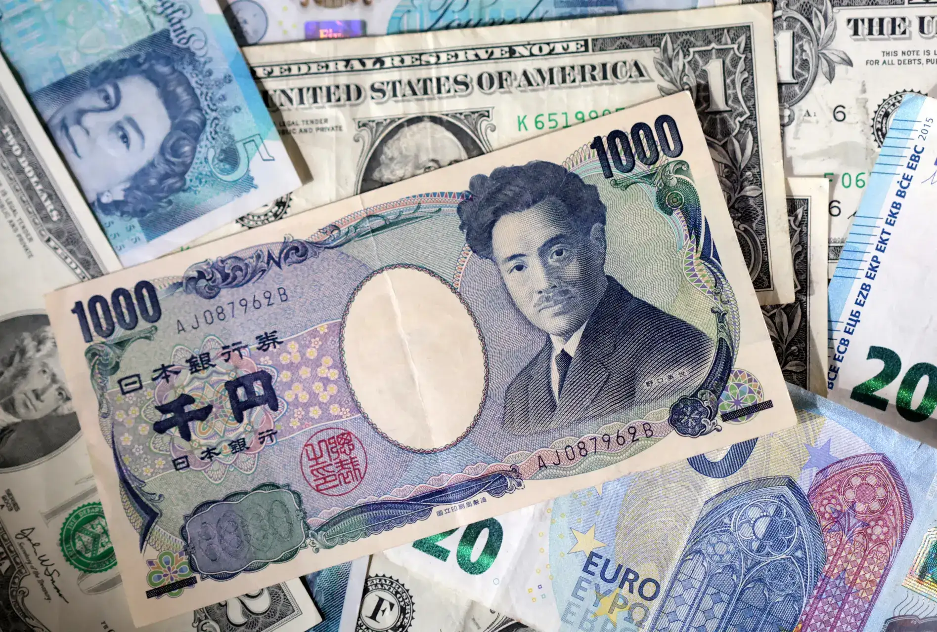 Yen hovers near intervention zone as traders assess Iran war outlook