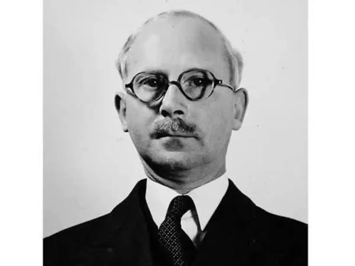 In the 1940s, Harold Ridley noticed plastic splinters sitting quietly in pilots’ eyes, and it wasn’t just wartime debris: It changed cataract surgery
