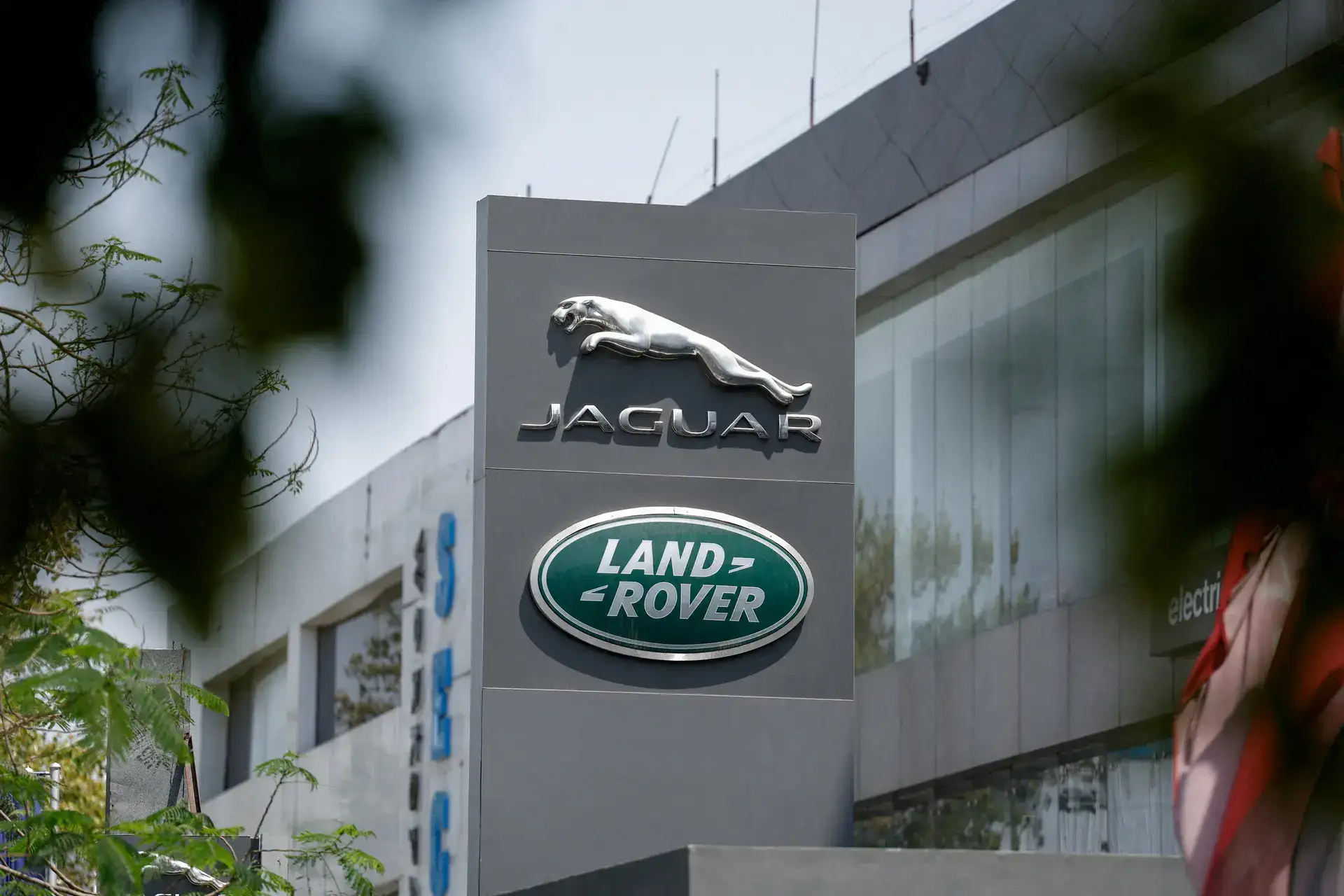 JLR to raise $2 billion five-year loan from global banks to refinance debt