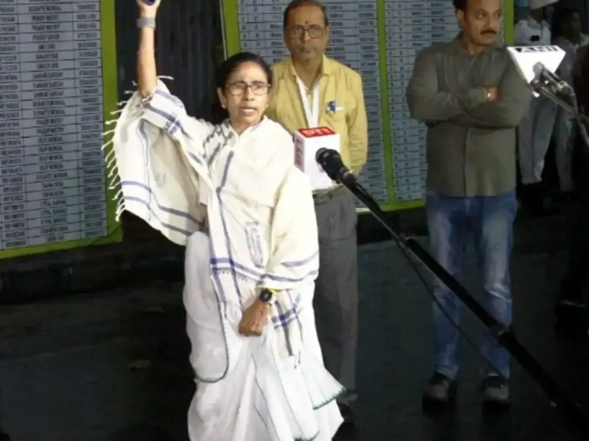 At protest, Mamata Banerjee claims BJP using money, threats to Split TMC