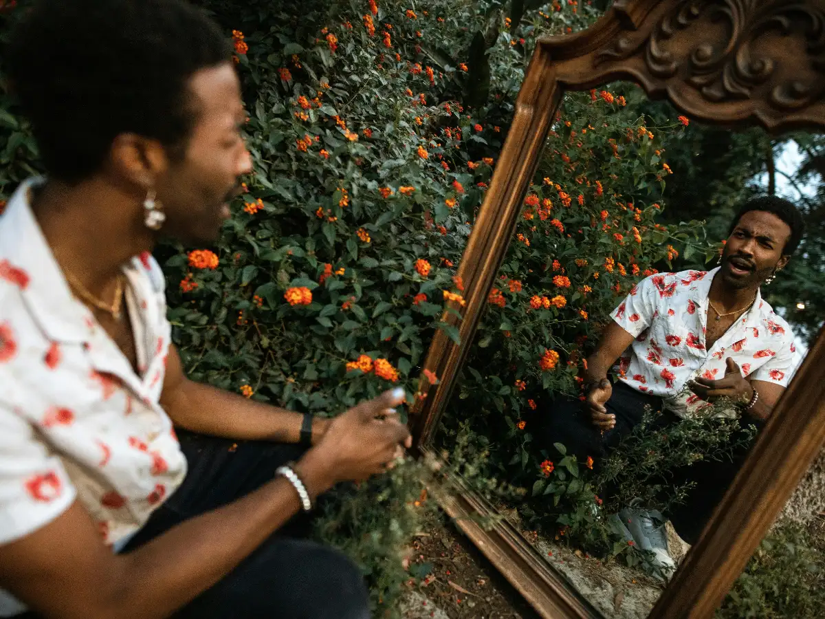 Psychology says that talking to yourself when you’re alone isn’t a sign you’re lonely; it’s one of the most effective ways the brain regulates emotion, rehearses decisions, and works through problems it can’t solve silently