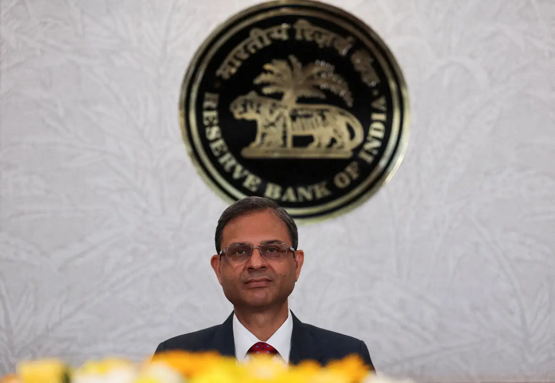 Central bank turns piper to draw in foreign capital; leaves repo rate at 5.25, keeps stance neutral