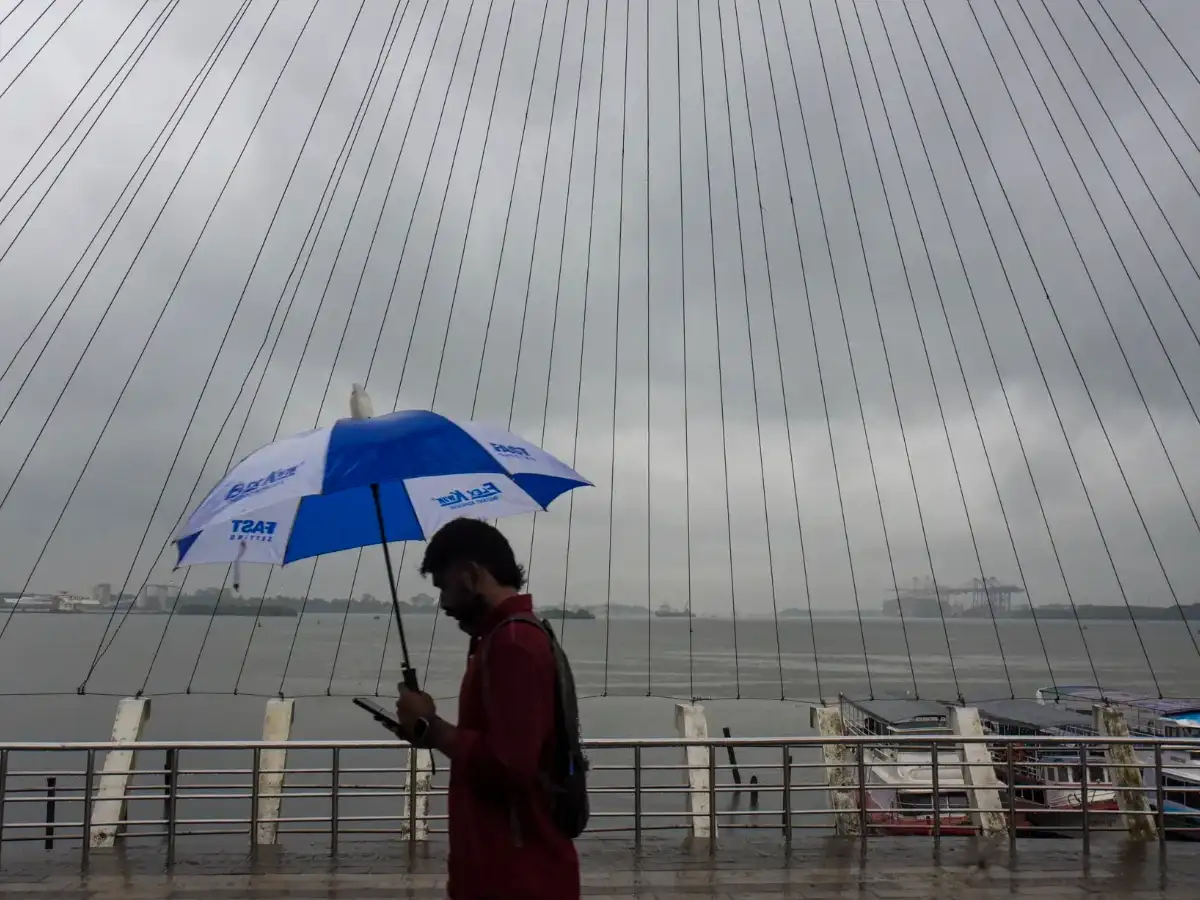 Heavy rain batters Kerala, disrupts normal life; one dead