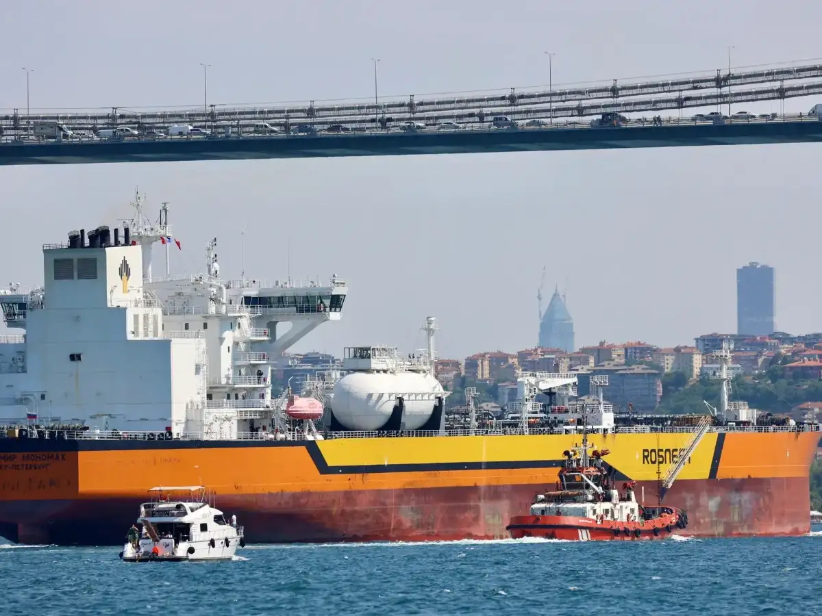 Russia's oil major says US companies benefit from the closure of the Strait of Hormuz